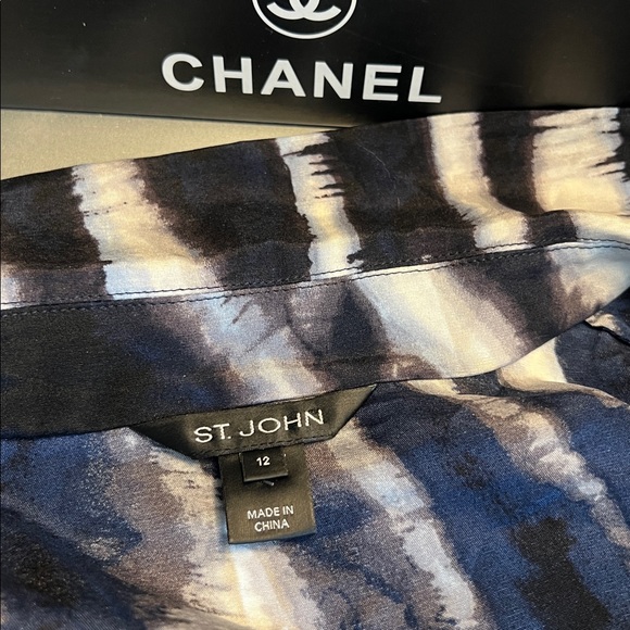 π 1 hour sale. St. John, size 12, Navy & White Patterned Blouse, Gently preloved - Picture 10 of 10